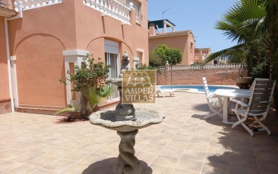 Bonito y amplio chalet en el centro del Albir con piscina privada.